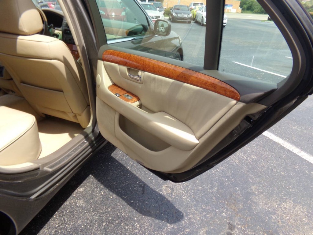 2005 Lexus LS 430 Image 18