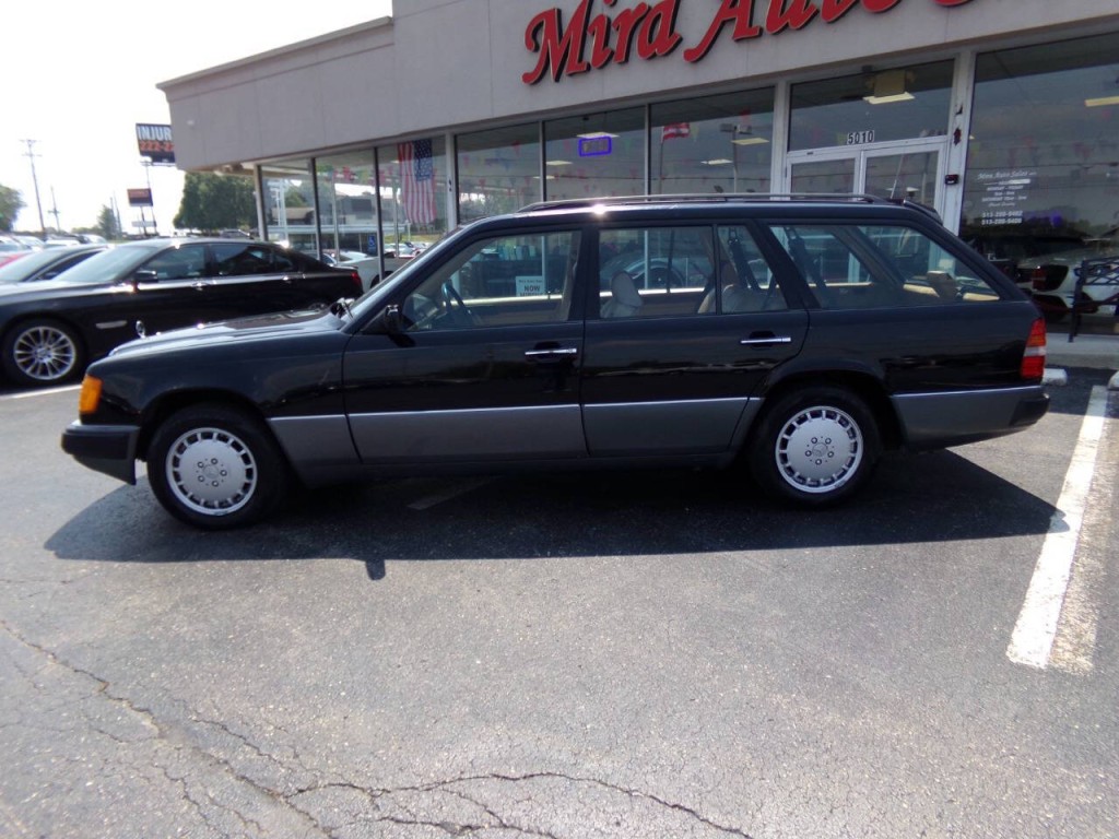 1990 Mercedes-Benz 300-Class Image 2