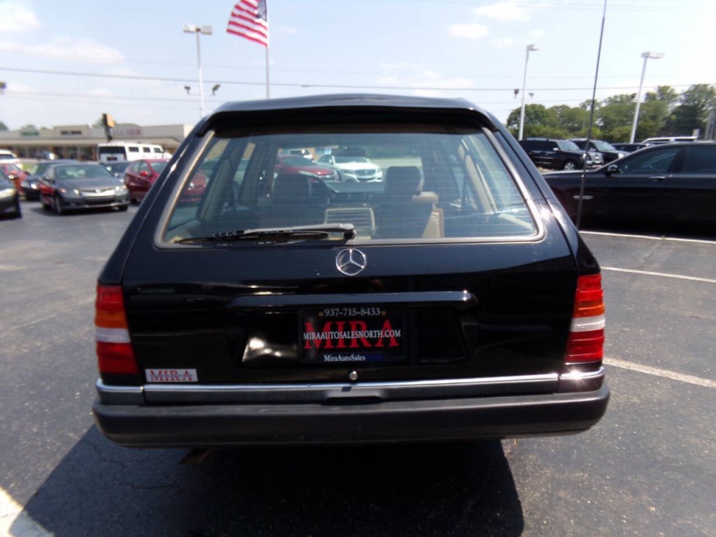 1990 Mercedes-Benz 300-Class Image 3