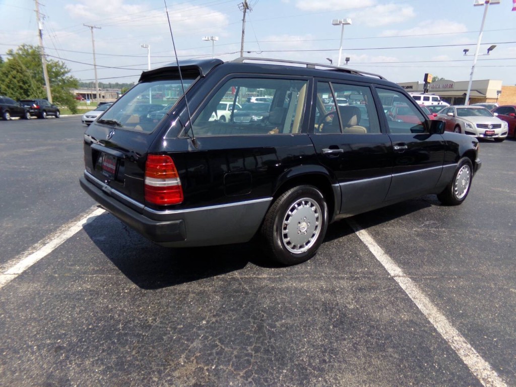 1990 Mercedes-Benz 300-Class Image 4