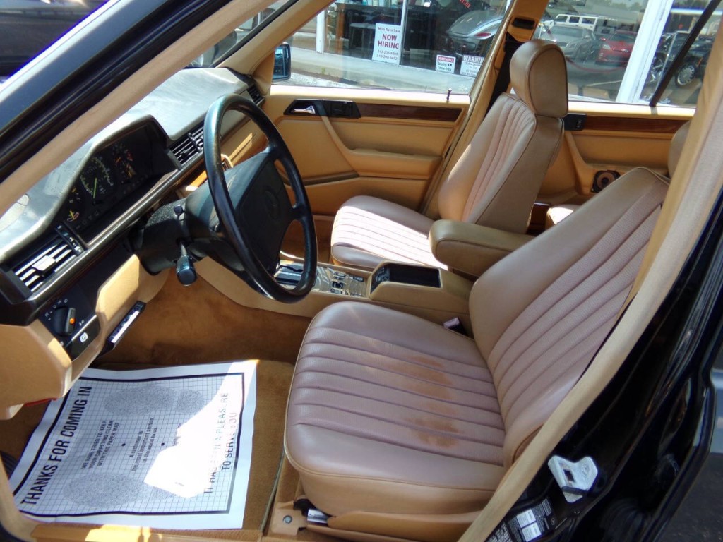 1990 Mercedes-Benz 300-Class Image 11