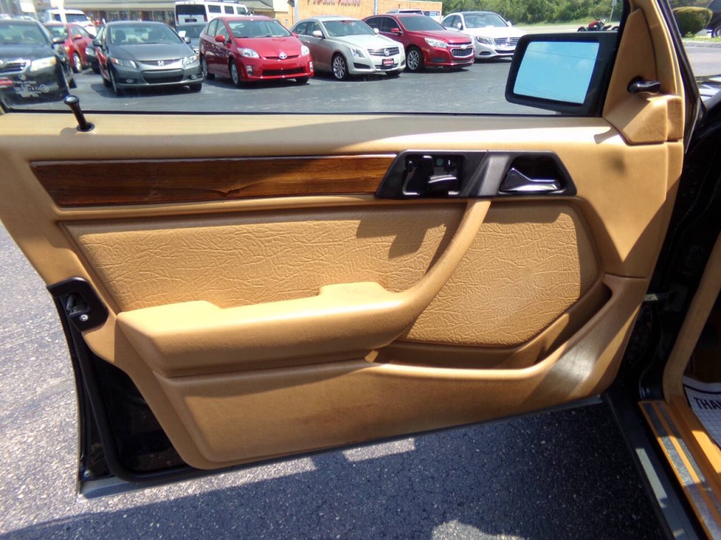 1990 Mercedes-Benz 300-Class Image 12