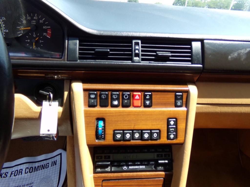 1990 Mercedes-Benz 300-Class Image 13