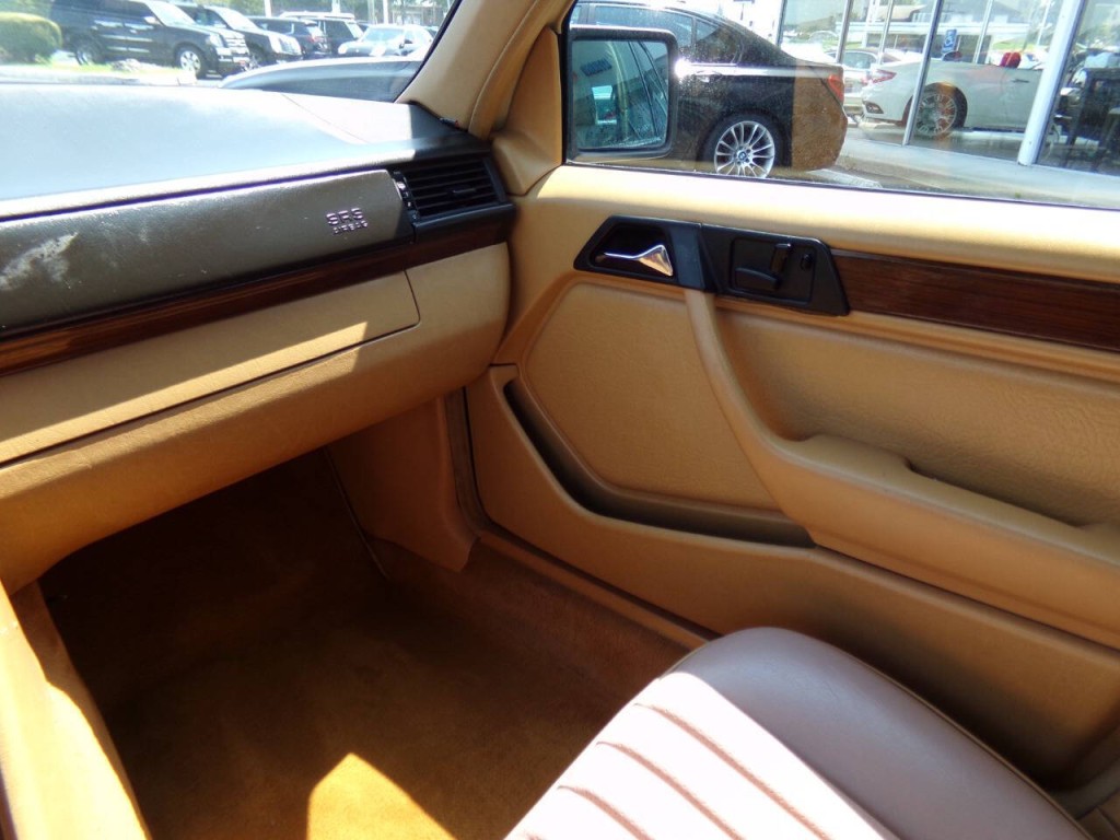 1990 Mercedes-Benz 300-Class Image 14