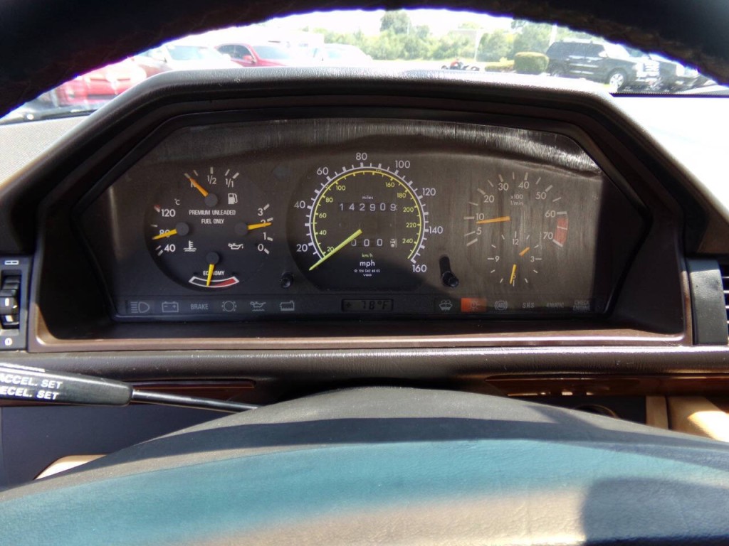 1990 Mercedes-Benz 300-Class Image 16