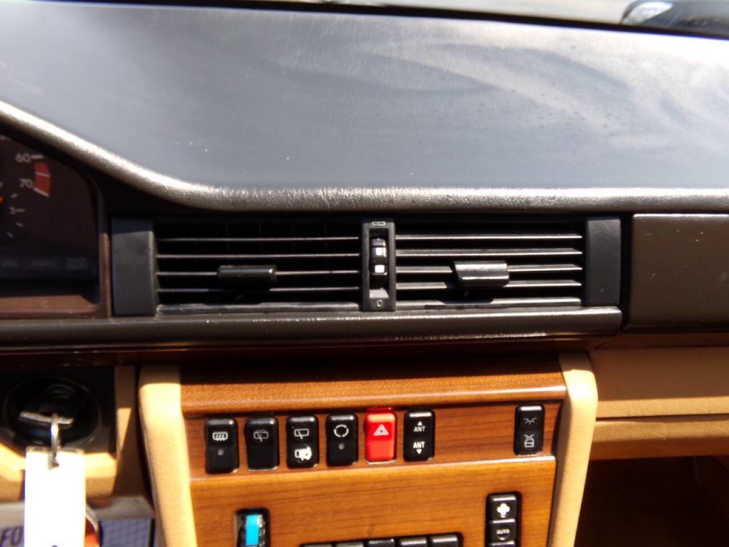 1990 Mercedes-Benz 300-Class Image 22