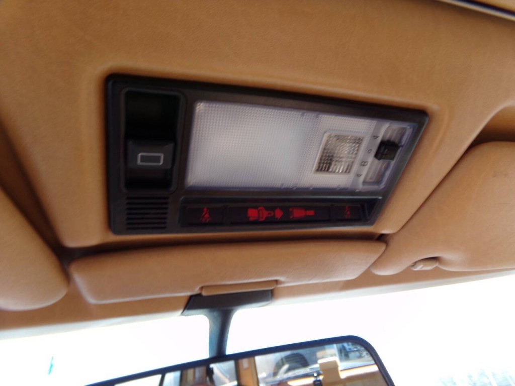 1990 Mercedes-Benz 300-Class Image 23
