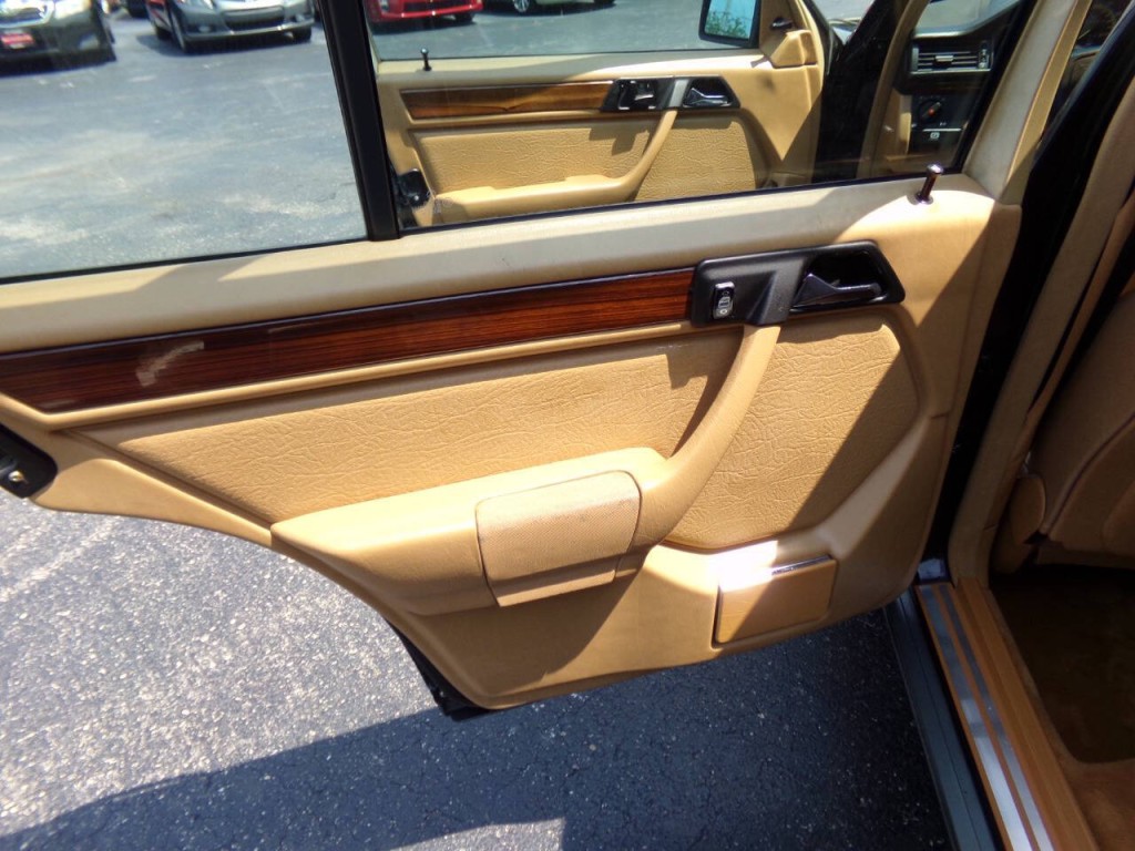 1990 Mercedes-Benz 300-Class Image 29