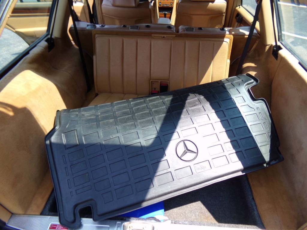 1990 Mercedes-Benz 300-Class Image 31