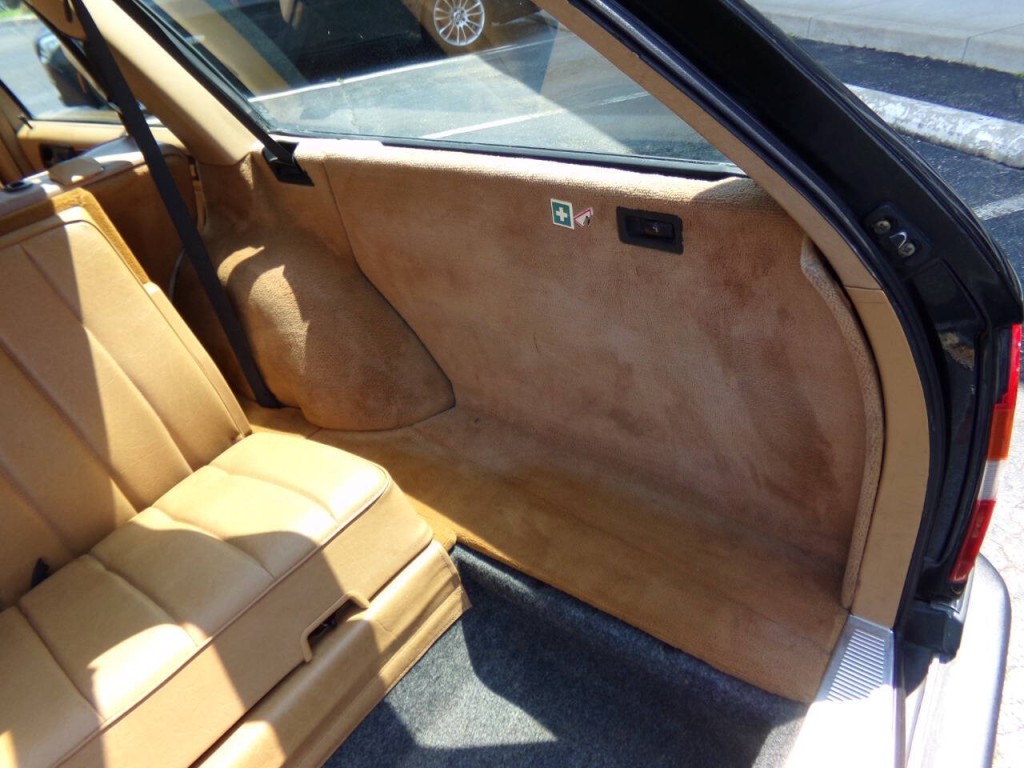 1990 Mercedes-Benz 300-Class Image 33