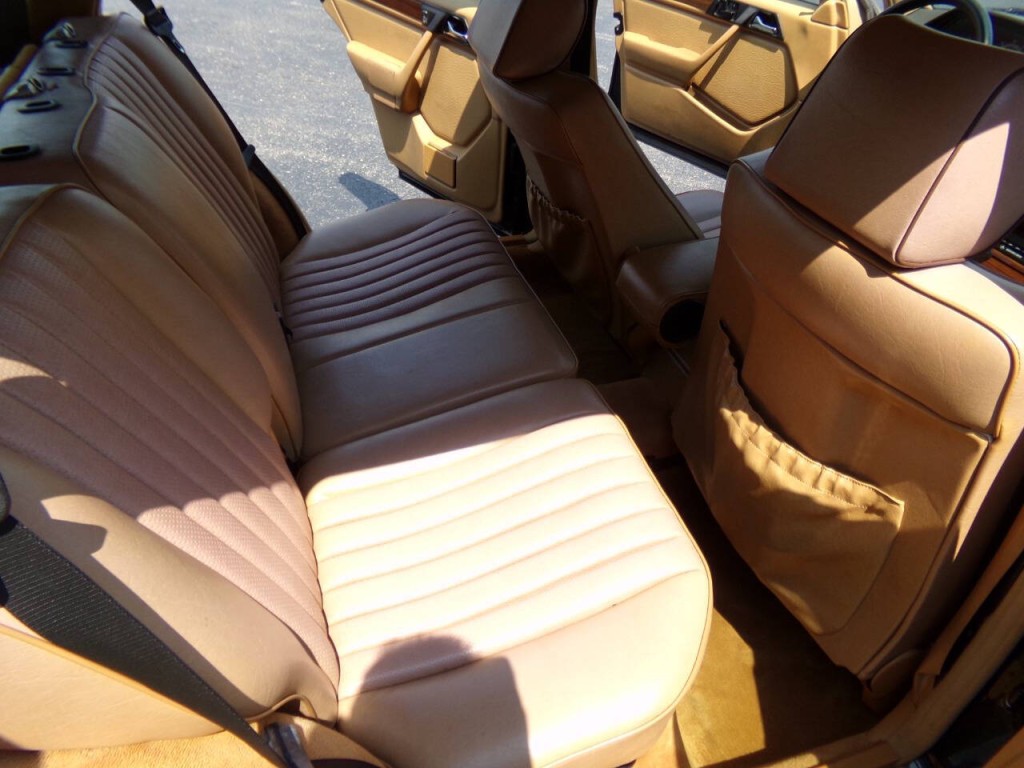 1990 Mercedes-Benz 300-Class Image 36