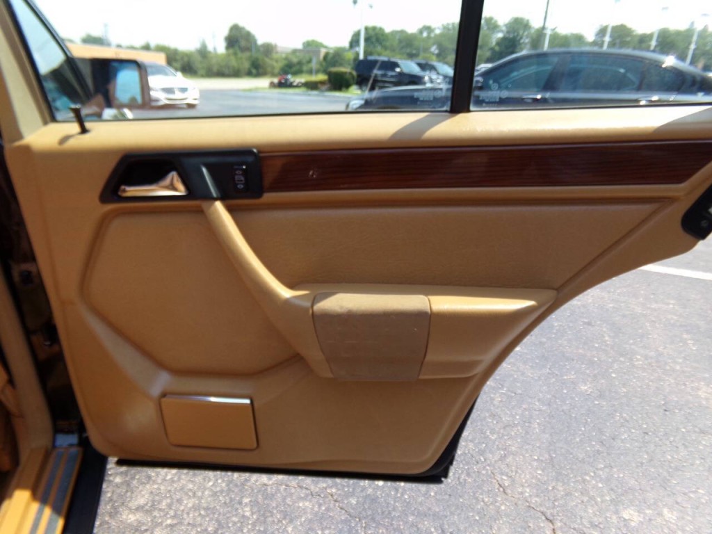 1990 Mercedes-Benz 300-Class Image 41