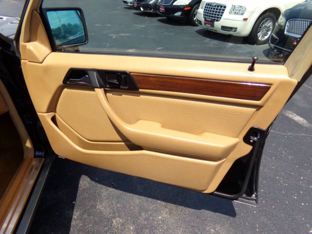 1990 Mercedes-Benz 300-Class Image 43