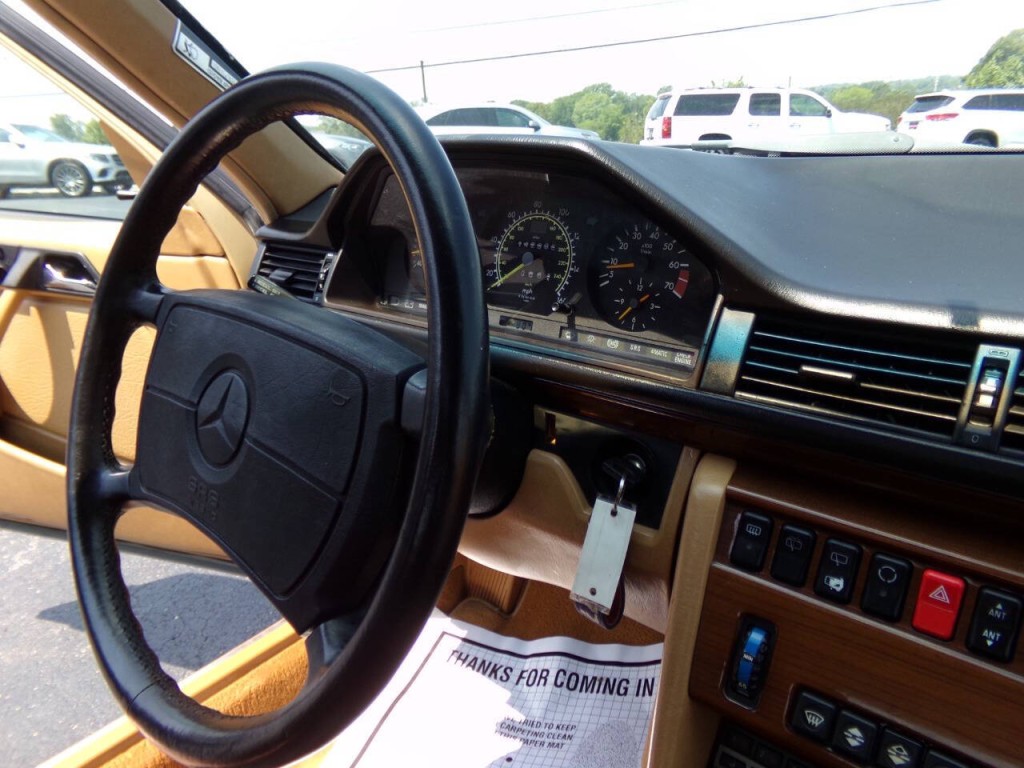 1990 Mercedes-Benz 300-Class Image 46