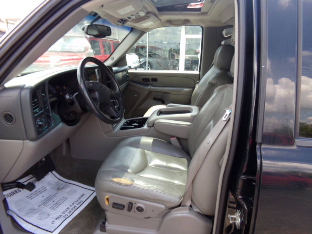 2005 Chevrolet Suburban Image 12