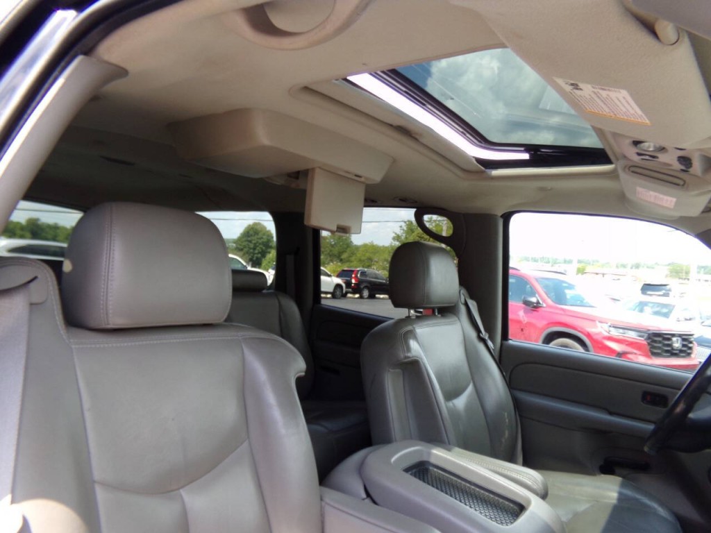 2005 Chevrolet Suburban Image 32
