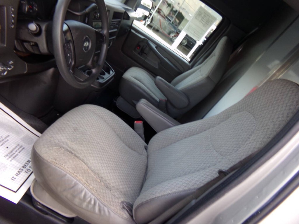 2008 Chevrolet Express Image 10