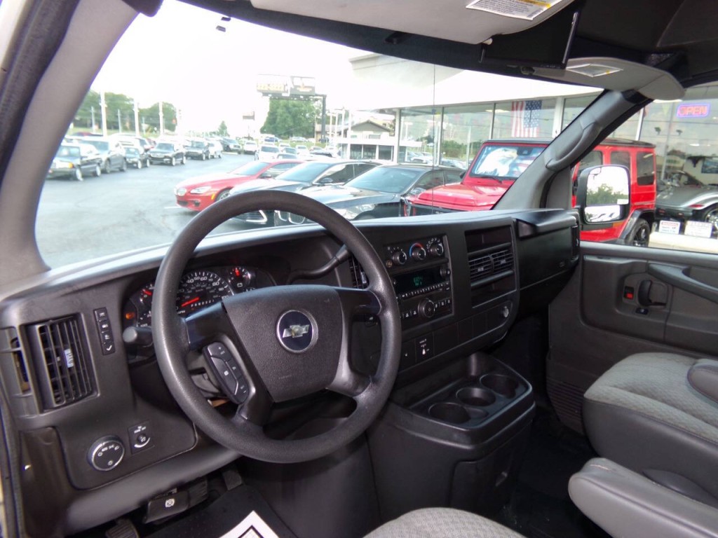 2008 Chevrolet Express Image 13