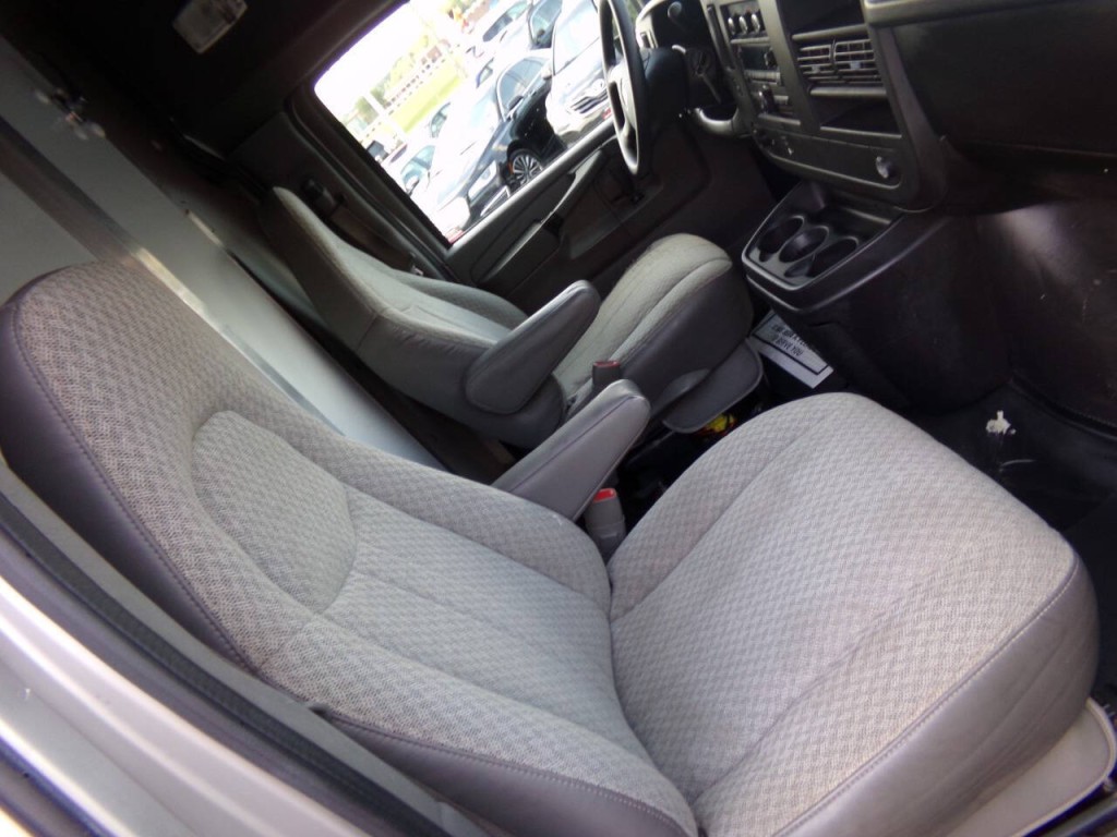 2008 Chevrolet Express Image 17