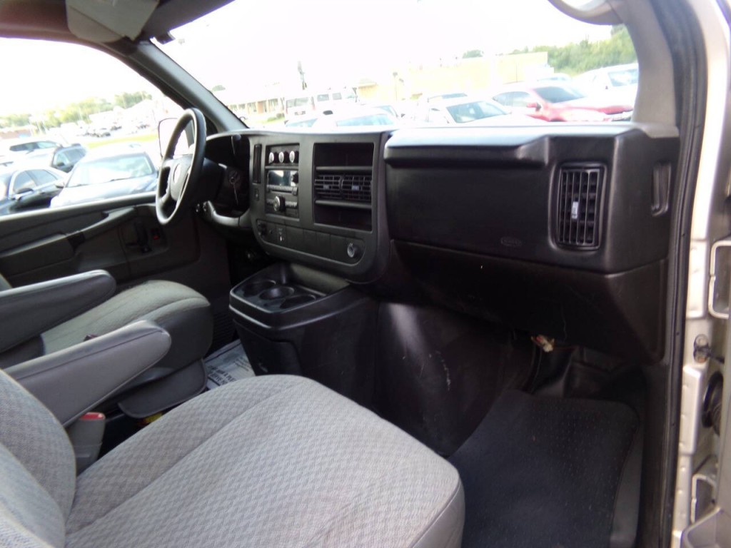 2008 Chevrolet Express Image 18