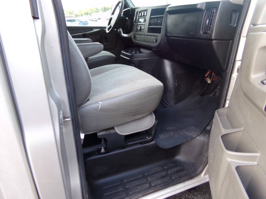 2008 Chevrolet Express Image 20