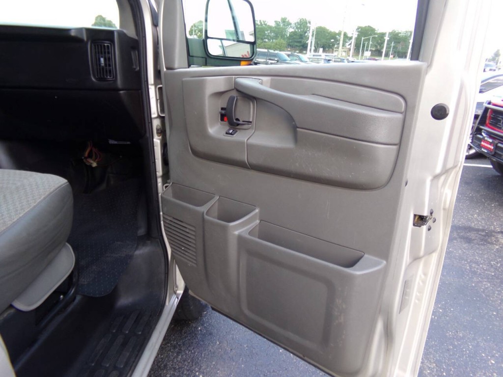 2008 Chevrolet Express Image 21