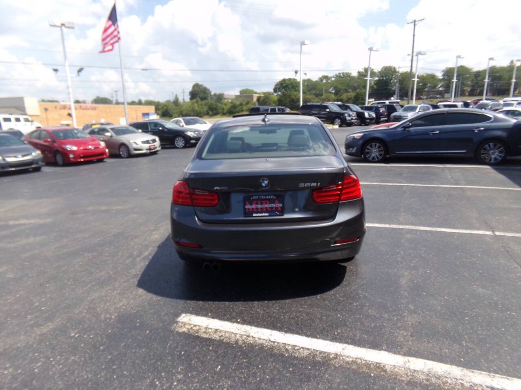 2013 BMW 3 Series Image 9