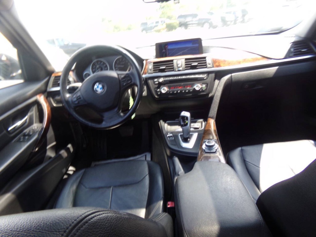 2013 BMW 3 Series Image 19
