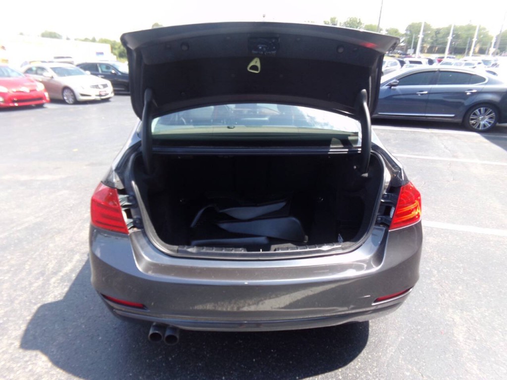 2013 BMW 3 Series Image 23