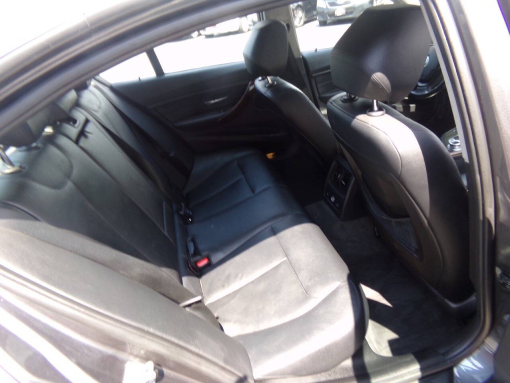 2013 BMW 3 Series Image 25