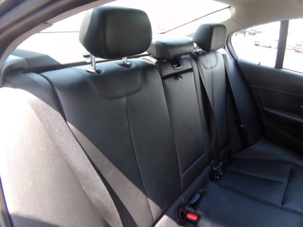 2013 BMW 3 Series Image 26