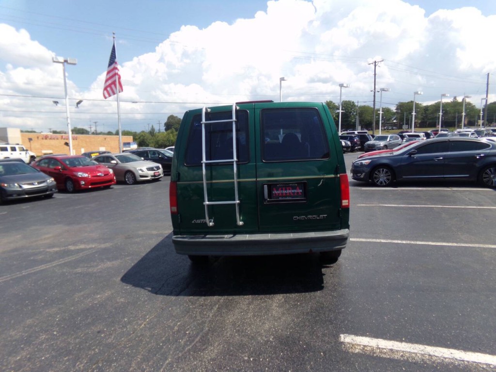 1998 Chevrolet Astro Image 8