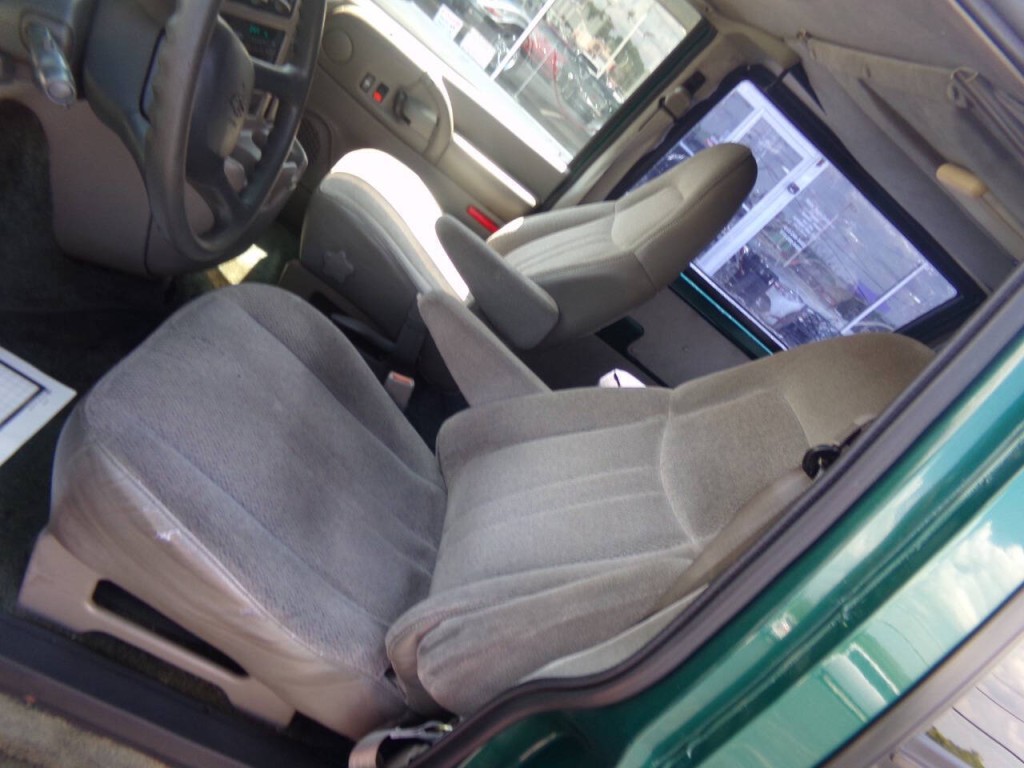 1998 Chevrolet Astro Image 13