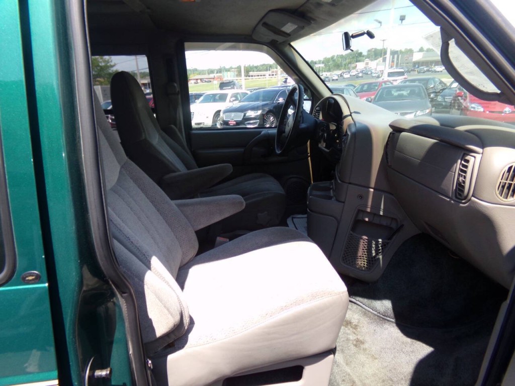 1998 Chevrolet Astro Image 27