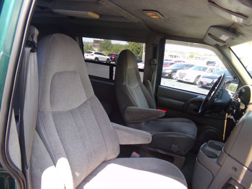 1998 Chevrolet Astro Image 28