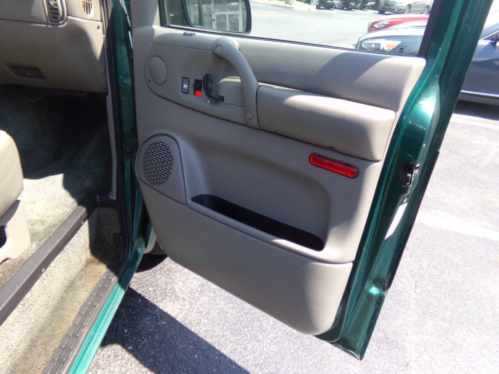 1998 Chevrolet Astro Image 30