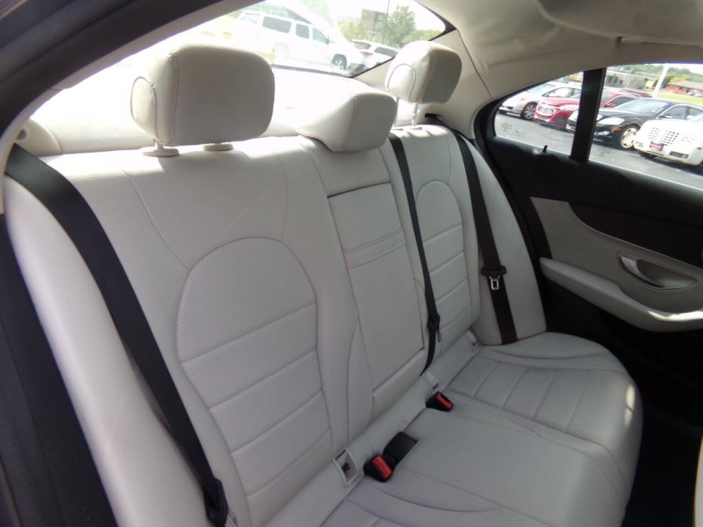 2016 Mercedes-Benz C-Class Image 25