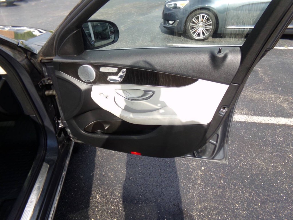 2016 Mercedes-Benz C-Class Image 32