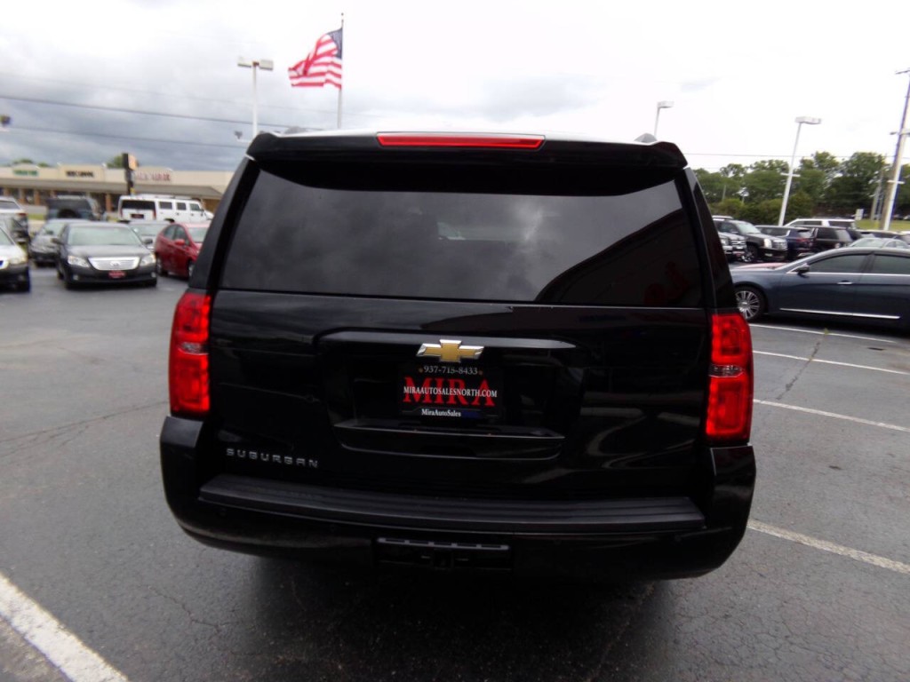 2016 Chevrolet Suburban Image 3