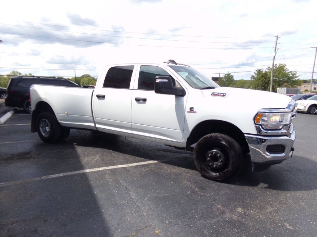 2023 RAM 3500 Image 4