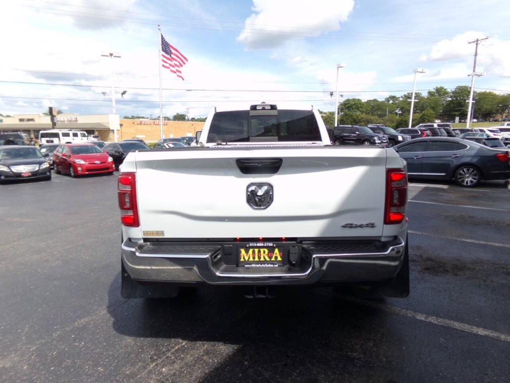 2023 RAM 3500 Image 9