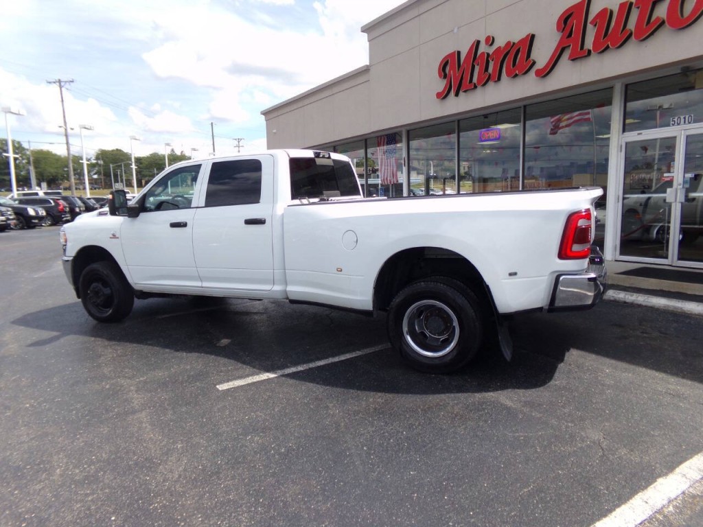 2023 RAM 3500 Image 11