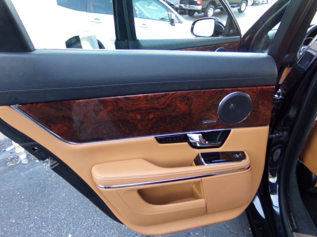 2013 Jaguar XJ Image 25
