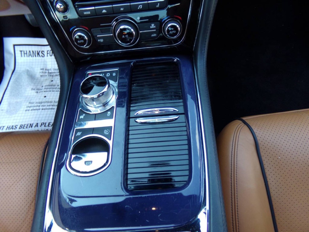 2013 Jaguar XJ Image 36