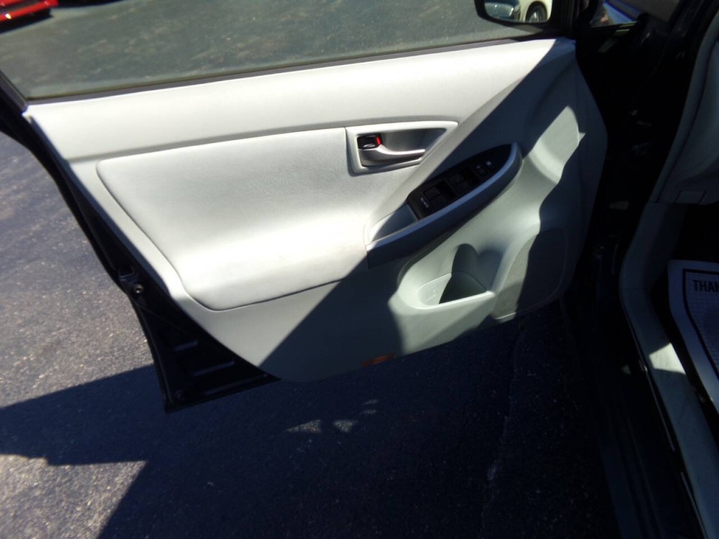 2012 Toyota Prius Image 12