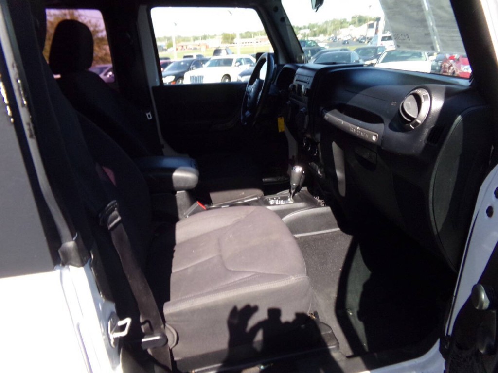 2013 Jeep Wrangler Image 17