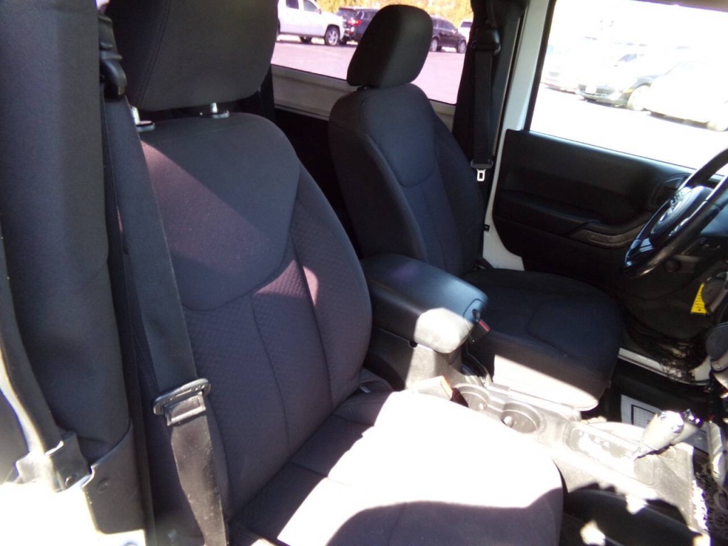 2013 Jeep Wrangler Image 18