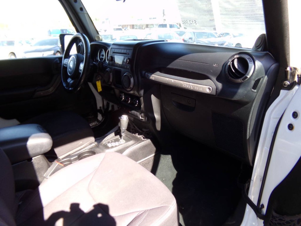 2013 Jeep Wrangler Image 20