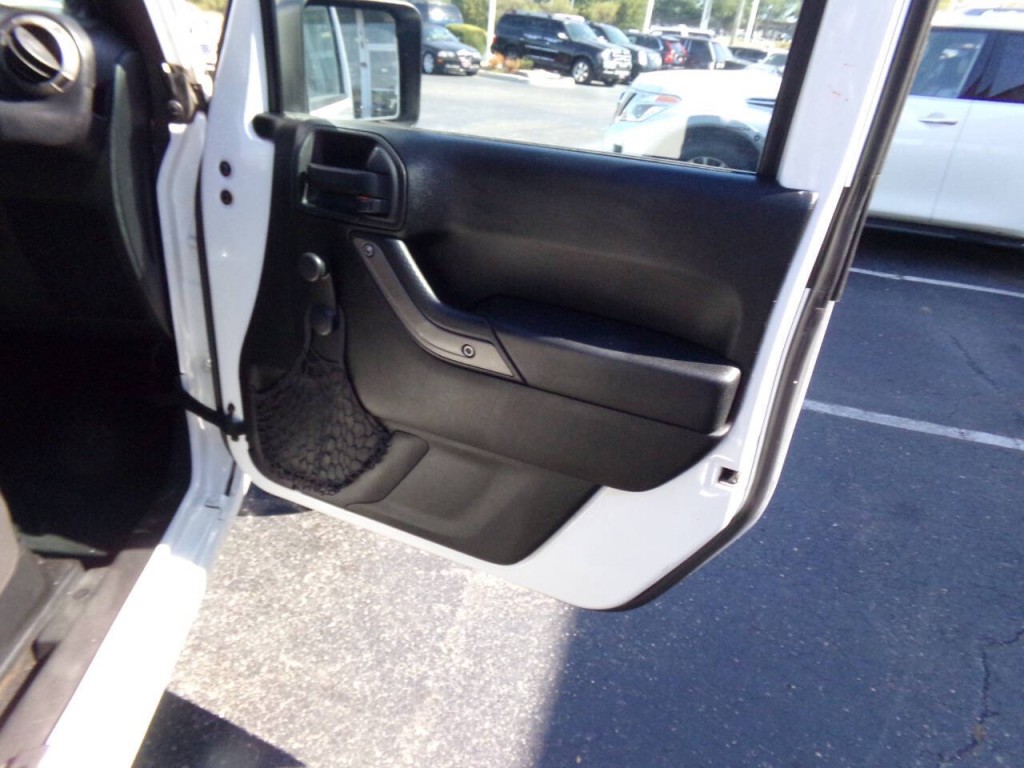 2013 Jeep Wrangler Image 21