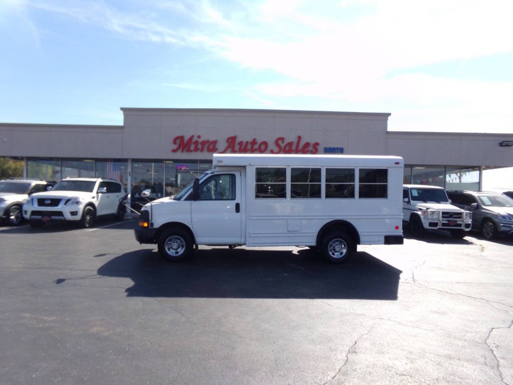 2006 Chevrolet Express Image 2